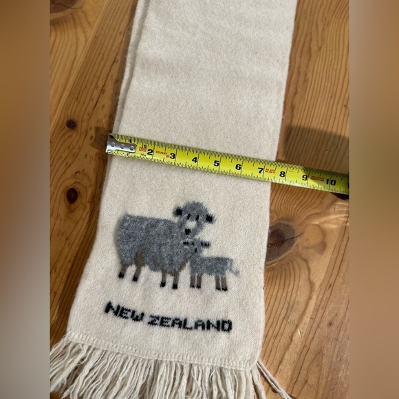NEW ZEALAND 100% MERINO LAMBSWOOL! Ivory scarf with Mom & Baby Grey Sheep - Picture 6 of 6